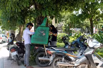 Trải "hoa hồng" mời gọi shipper mùa nắng nóng