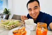 Sống trong biệt thự hơn 20 tỷ, MC Quyền Linh vẫn ăn cơm nguội buổi sáng