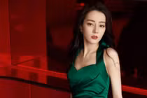 Địch Lệ Nhiệt Ba xinh đẹp nhưng vòng 1 căng đầy đã... "bốc hơi"