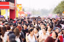Dòng người đổ về điểm tổ chức concert Anh trai vượt ngàn chông gai