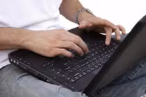 Nam thanh niên suy giảm tinh trùng vì thói quen dùng laptop tai hại