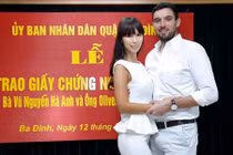 Ảnh đăng ký kết hôn "bất thường" của Hà Anh và chồng Tây