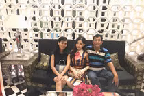HH Đại dương Lê Âu Ngân Anh rạng rỡ bên cha mẹ giữa ồn ào