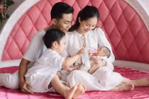 Khánh Thi phủ nhận chuyện ly hôn, tiết lộ năm sau có thêm em bé
