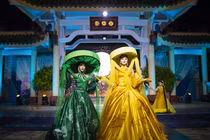 Mẫu nhí Hải Phương làm vedette cùng siêu mẫu Vũ Thu Phương