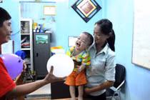 Trưng ảnh chứng minh là người thân bé trai bị bỏ rơi