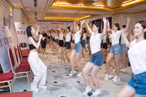 Hậu trường tập luyện của thí sinh Hoa hậu Việt Nam trước bán kết