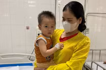 Bé trai 20 tháng tuổi suy hô hấp vì uống phải dầu hỏa