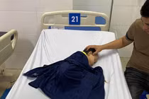 Gắp đồng xu máy trò chơi trong thực quản bé gái 3 tuổi