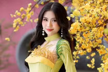 Hoa hậu Nguyễn Thanh Hà xúc động khi đến Điện Biên, thăm đồi A1