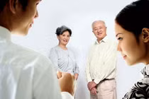 Đầy tháng cháu, bà ngoại mang 2 con gà, bà nội nói điều bất ngờ