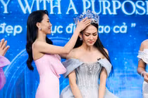 Mai Phương bật khóc khi tháo vương miện bán đấu giá 3 tỷ