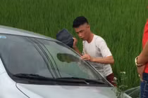 Hiệp Gà mất lái, đâm xe xuống ruộng ở Quảng Ninh