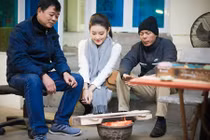 Á hậu Huyền My co ro đi từ thiện trong giá rét