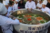 Lãng phí khủng khiếp vì tô hủ tiếu lớn kỷ lục