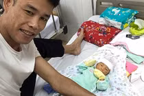 Hiệp Gà khoe ảnh chăm sóc quý tử giống bố như đúc