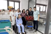 Bác sĩ bị kính rơi vào người ở The Coffee House sắp ra viện