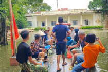 6 ngày không ngủ ở nhà, thức trông xe miễn phí giúp dân vùng lụt