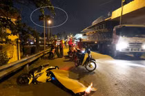 Kinh hoàng xe tải cán chết người trên cầu rồi bỏ chạy