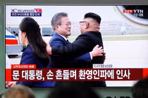 Đích thân Chủ tịch Kim Jong-un ra sân bay đón Tổng thống Hàn Quốc