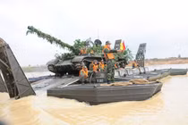 Cận cảnh phương tiện kỳ lạ giúp “cua đồng” T-55 Việt Nam vượt sông