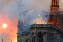 Pháp tá hỏa với "kế" dập lửa Nhà thờ Đức Bà Paris của ông Trump