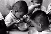 Cảnh ám ảnh ở trại trẻ mồ côi SG trước 1975 (1)