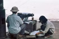 Kho ảnh khổng lồ về VN 1991-1993: Mưu sinh trên vỉa hè