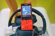 Cận cảnh máy nghe nhạc Sony Walkman NW-A25HN "đỏ choét" ở VN