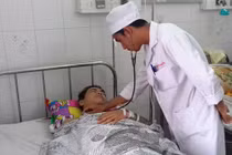 Bắt khẩn cấp đối tượng vào bệnh viện truy sát nạn nhân