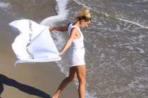 Hailey Baldwin ‘thả rông’ trên bờ biển, khoe vòng một nóng bỏng
