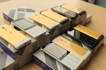 Sửng sốt với “cục gạch” Nokia 230 mạ vàng giá 2 triệu ở VN