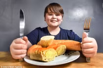 Cậu bé chỉ ăn bánh mì tỏi suốt 8 năm sau khi khỏi ung thư 