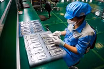 Cận cảnh quy trình sản xuất Bphone của BKAV 