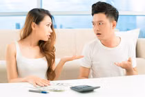  Nghe chồng tính toán chiếm tiền của vợ cũ bị liệt, tôi choáng váng 