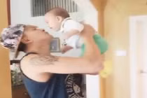 Video: Cao Thái Sơn hát ru làm em bé “sợ phát khóc“