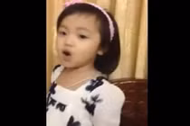 Bé gái nịnh mẹ “dẻo như kẹo” yêu không chịu nổi