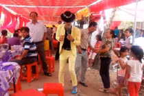 Bản sao của Michael Jackson hát đám cưới ở Việt Nam