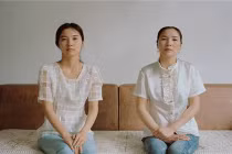 Thích thú với bộ ảnh con gái giống mẹ 