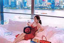Đám cưới con gái riêng của chồng, vợ hai Minh Nhựa sáng hơn cô dâu
