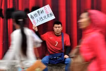 Mất việc vì World Cup, treo biển “tìm ông chủ nhân đạo“