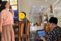 Đi du lịch, ông chồng khiến vợ bất lực vì không rời thứ này