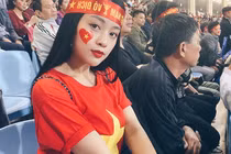 Dân mạng đặt dấu hỏi giữa Quang Hải và người đẹp được tặng vé