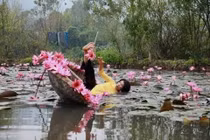 Loạt khoảnh khắc để đời của chị em khi chụp sen