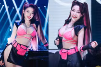 Ngân 98 hở bạo khoe vòng 1 khủng trong show diễn