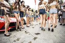 Chán dắt bắp cải, giới trẻ TQ dắt cua dạo phố