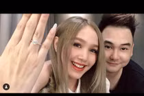 Khoe nhẫn đính hôn tiền tỷ, cặp đôi streamer ngầm báo sắp về chung nhà