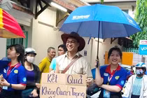 “Thi trượt anh nuôi” và những tấm banner độc đáo cổ vũ sĩ tử