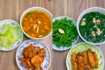 Những mâm cơm cho nhà có 2 người “hút ngàn like“