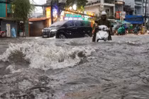 Sài Gòn thất thủ, “ngập sâu” trong cơn mưa đầu mùa
